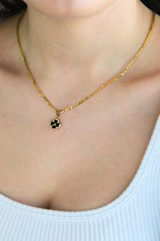 Złota zawieszka czterolistna koniczynka z czarną emalią 585 – symbol szczęścia (2).jpg